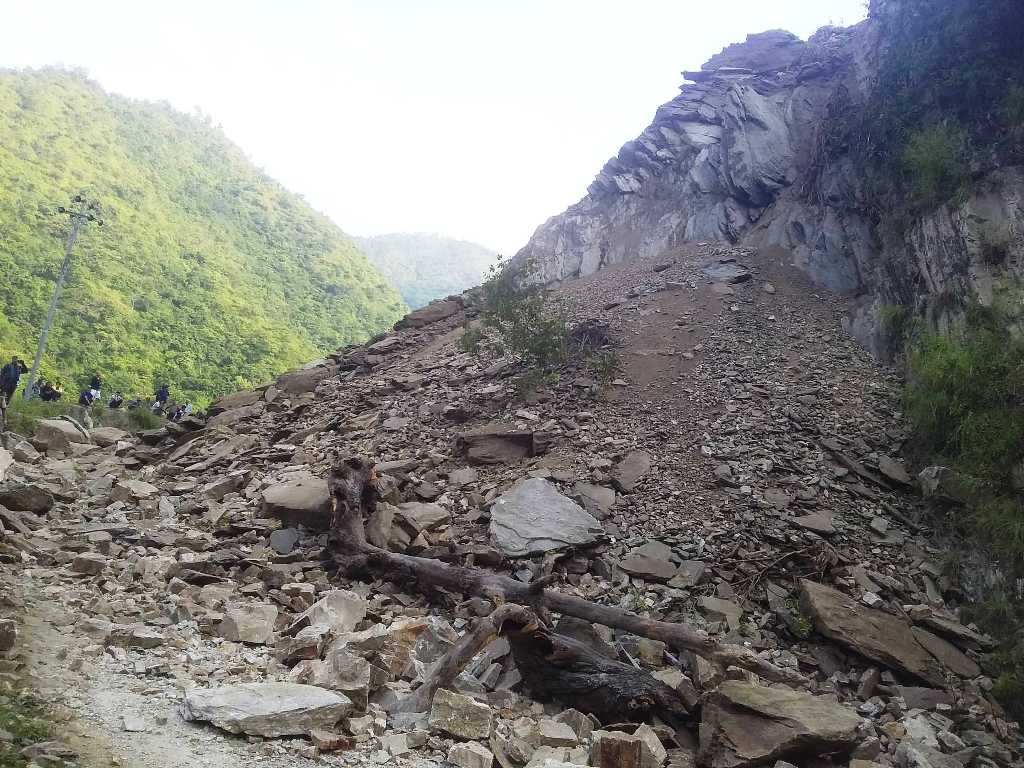 सुक्खा पहिरोले अरनिको राजमार्ग अवरुद्ध